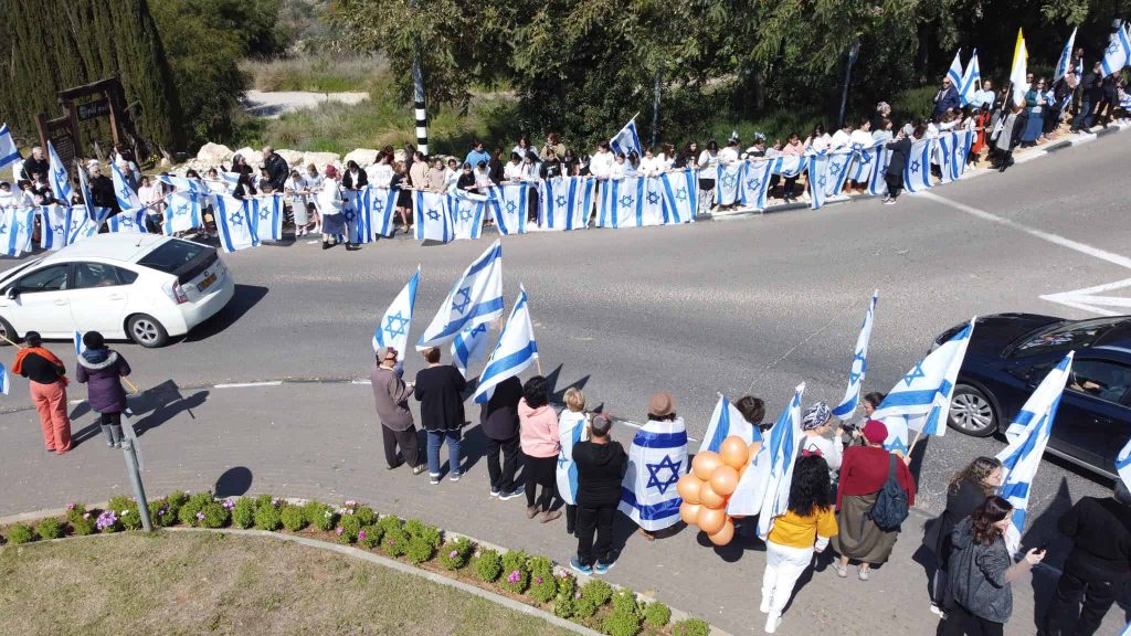 שער שומרון מרכינה ראש לזכר משפחת ביבס